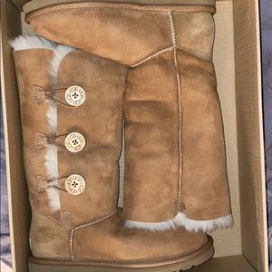 UGGS- Bailey button triplet chestnut